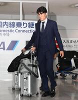 帰国した冨安健洋（撮影・園田高夫）