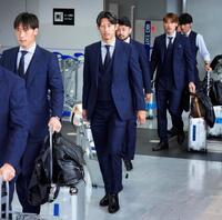 サッカーＷ杯北中米３カ国大会を終え帰国した（左から）ＧＫ大迫、伊藤、菅原、瀬古＝２日午後、成田空港