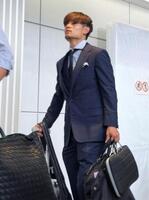 サッカーＷ杯北中米３カ国大会を終え帰国した久保＝２日午後、成田空港