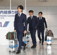 帰国した（左から）中村敬斗、佐野海舟、上田綺世（撮影・園田高夫）