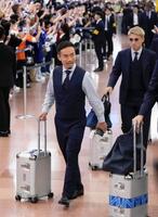 サッカーＷ杯北中米３カ国大会を終え帰国した長友（左）と堂安＝２日午後、羽田空港
