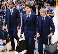 サッカーＷ杯北中米３カ国大会を終え帰国した（右から）伊東、渡辺、ＧＫ鈴木彩＝２日午後、羽田空港