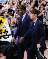 サッカーＷ杯北中米３カ国大会を終え帰国したＧＫ鈴木彩（左）と鎌田＝２日午後、羽田空港