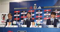 会見をする（左から）山本昌邦技術委員長、森保一監督、宮本恒靖会長（撮影・佐々木彰尚）