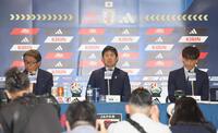 会見をする（左から）山本昌邦技術委員長、森保一監督、宮本恒靖会長（撮影・佐々木彰尚）
