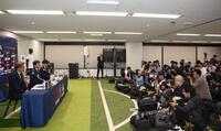 報道陣の前で会見をする森保一監督（左から２人目）ら（撮影・佐々木彰尚）