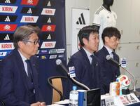 会見をする（左から）山本昌邦技術委員長、森保一監督、宮本恒靖会長（撮影・佐々木彰尚）