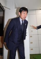一礼し引き揚げる森保一監督（撮影・佐々木彰尚）