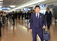 米国から帰国した日本代表・森保一監督＝羽田空港（撮影・西岡正）