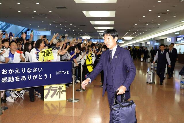 W杯帰国 堂安はエルメス鞄の粋コーデ