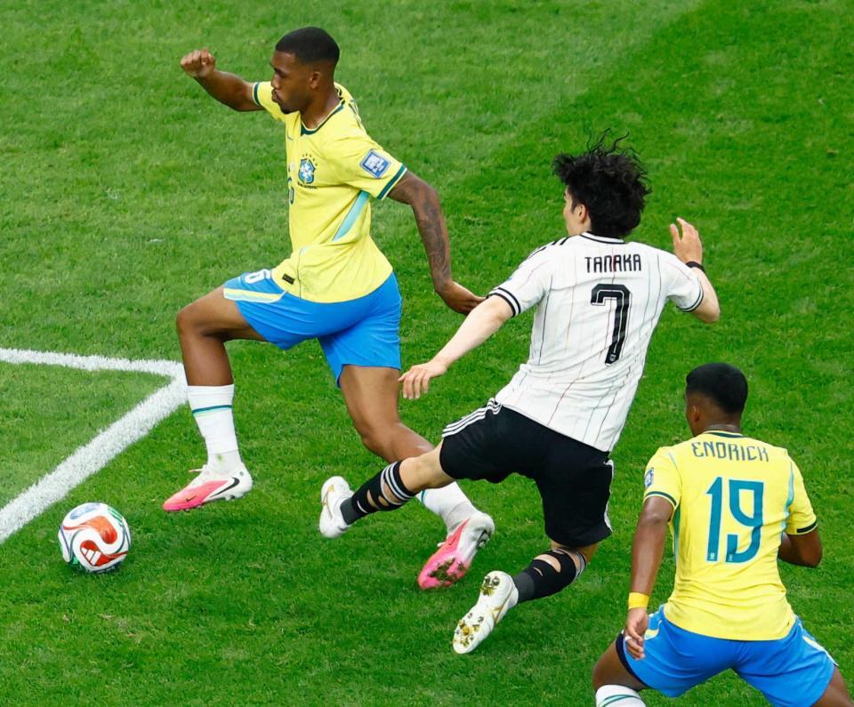 　ブラジル戦の終了間際、田中（７）からボールを奪うブラジルのラヤン（左）＝６月２９日、共同