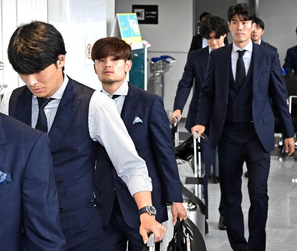 Ｗ杯北中米３カ国大会を終え、帰国した（手前から）町野、久保、冨安ら日本代表