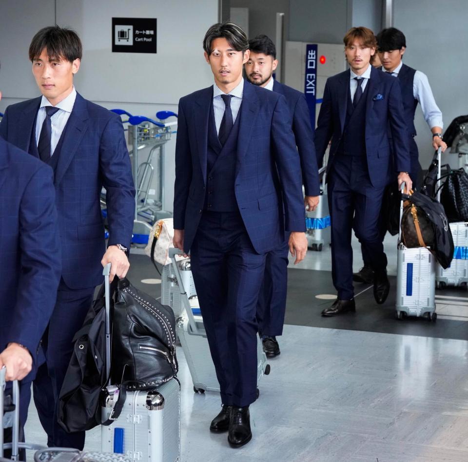 サッカーＷ杯北中米３カ国大会を終え帰国した（左から）ＧＫ大迫、伊藤、菅原、瀬古＝２日午後、成田空港