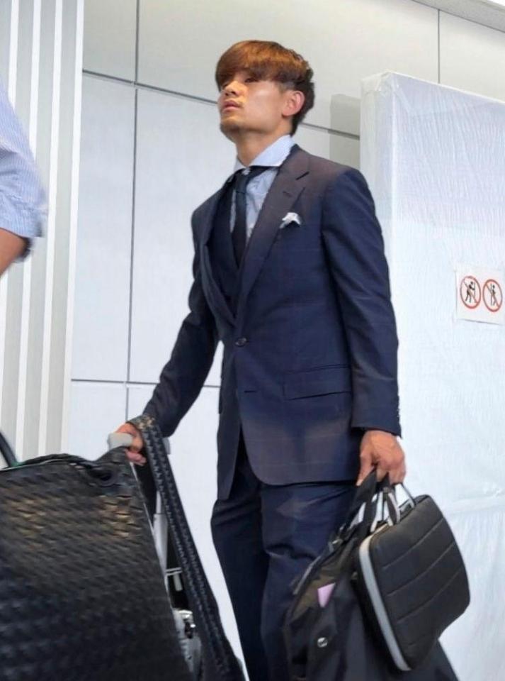 サッカーＷ杯北中米３カ国大会を終え帰国した久保＝２日午後、成田空港