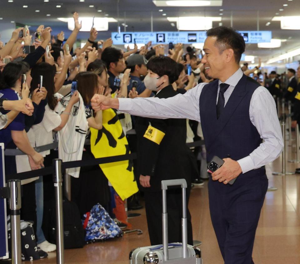 サポーターと笑顔でタッチを交わす日本代表・長友佑都（撮影・西岡正）