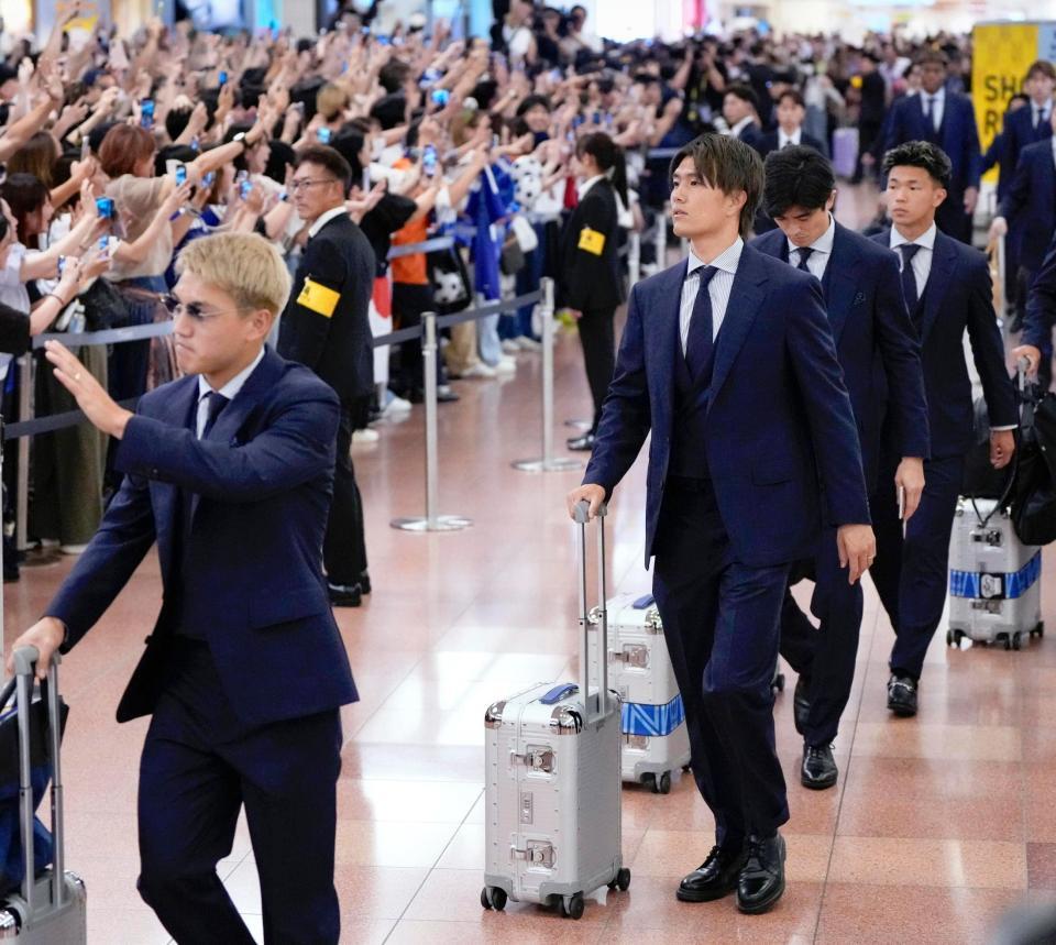 サッカーＷ杯北中米３カ国大会を終え帰国した小川（左から２人目）ら。左端は堂安＝２日午後、羽田空港