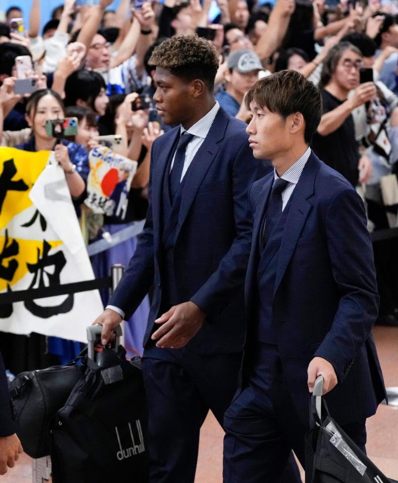 サッカーＷ杯北中米３カ国大会を終え帰国したＧＫ鈴木彩（左）と鎌田＝２日午後、羽田空港
