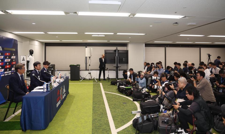 報道陣の前で会見をする森保一監督（左から２人目）ら（撮影・佐々木彰尚）