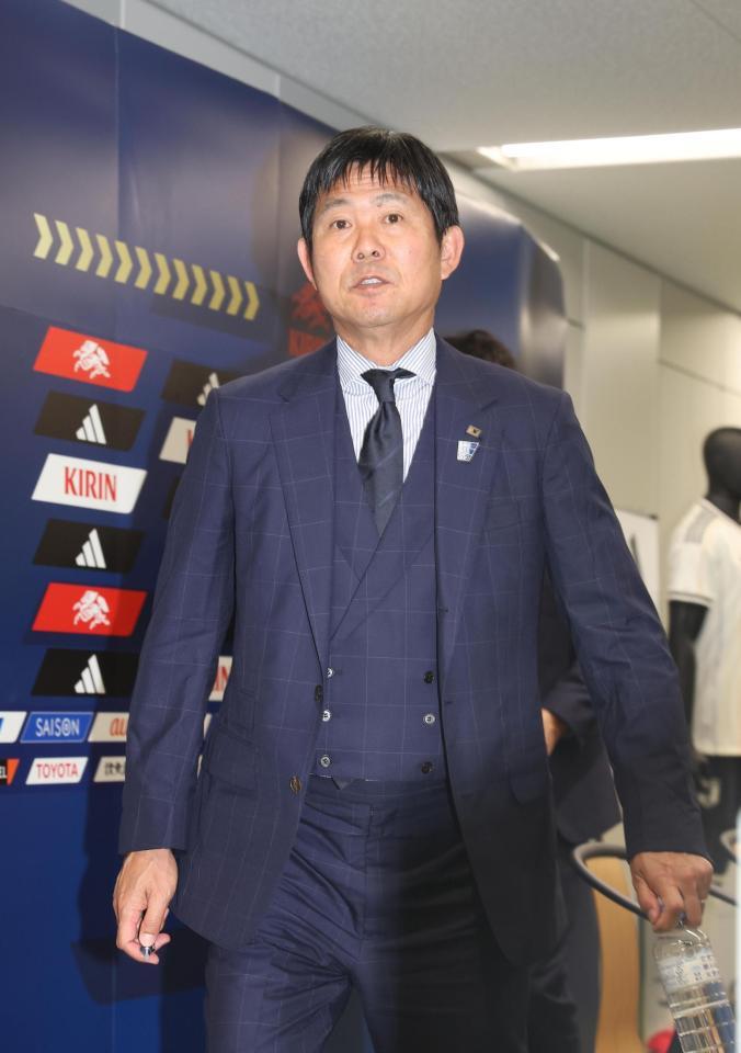 会見を終えて引き揚げる森保一監督（撮影・佐々木彰尚）