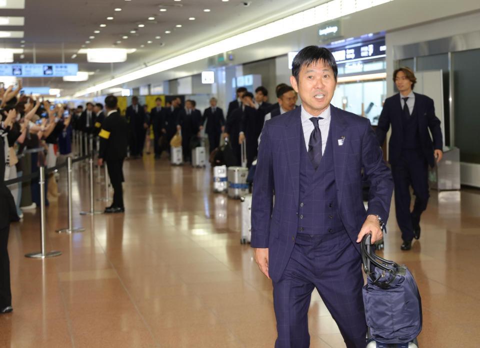 米国から帰国した日本代表・森保一監督＝羽田空港（撮影・西岡正）