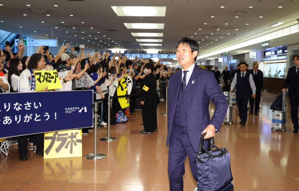 サッカーＷ杯カラ帰国した日本代表・森保一監督＝羽田空港（撮影・西岡正）