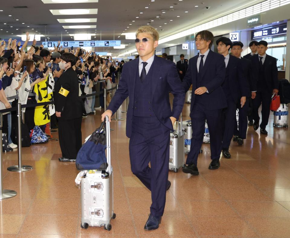帰国した（左から）日本代表・堂安律、小川航基、谷口彰悟、塩貝健人、鈴木淳之介（撮影・西岡正）