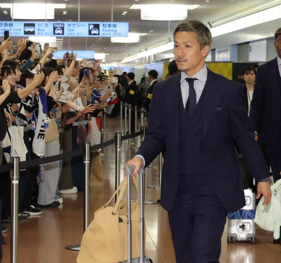サッカーＷ杯から帰国した日本代表・前田大然（撮影・西岡正）