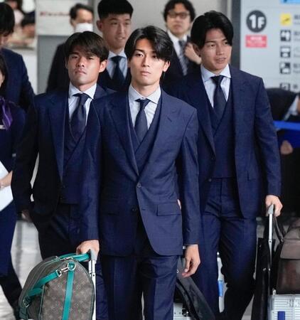 サッカーＷ杯北中米３カ国大会を終え帰国した（左から）佐野、中村、上田＝２日午後、成田空港