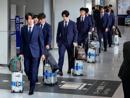 サッカーＷ杯北中米３カ国大会を終え帰国した中村（左端）ら日本代表＝２日午後、成田空港