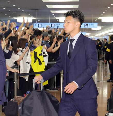 　サッカーＷ杯から帰国した日本代表・塩貝健人＝羽田空港（撮影・西岡正）