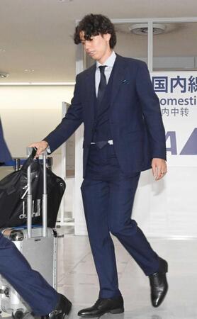 　帰国した田中碧　＝成田空港（撮影・園田高夫）