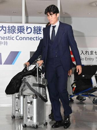 　帰国した冨安健洋＝成田空港（撮影・園田高夫）