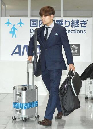 　帰国した久保建英＝成田空港（撮影・園田高夫）