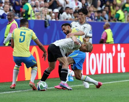 前半、堂安律と冨安健洋（奥）でブラジルからボールを奪いに行く＝６月２９日