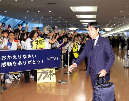 　サッカーＷ杯から帰国した日本代表・森保一監督＝羽田空港（撮影・西岡正）