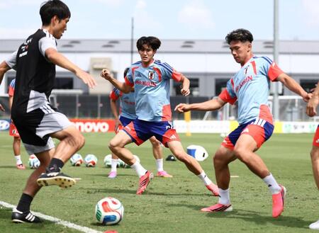 ブラジル戦に向けて調整する後藤（中央）＝６月２６日