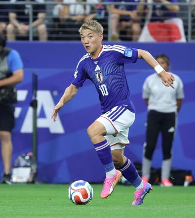 日本対スウェーデンでプレーする堂安律＝ダラススタジアム（２５日）