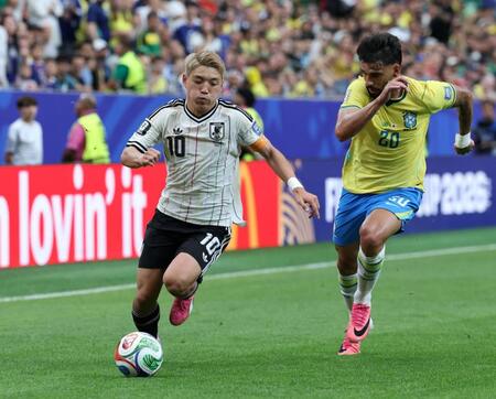 日本対ブラジル戦で前半、攻め込む堂安律（左）＝ヒューストンスタジアム（２９日）