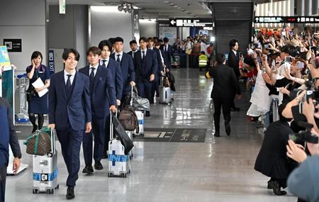 サッカーＷ杯北中米３カ国大会を終え、帰国した日本代表＝成田空港（２日）