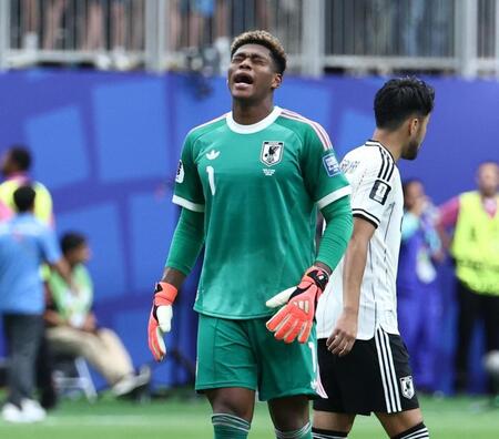 ブラジルに敗れ、悔しがるＧＫ鈴木彩