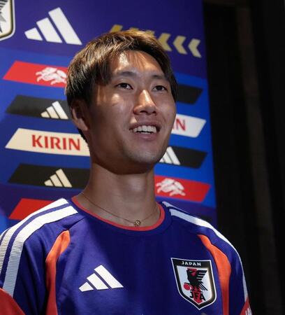 取材を受ける日本代表・鎌田大地＝米・ヒューストン