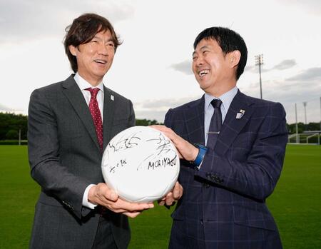 （左から）韓国代表・ホンミョンボ監督、日本代表・森保一監督
