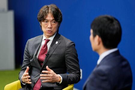 対話する（左から）韓国代表・ホンミョンボ監督、日本代表・森保一監督