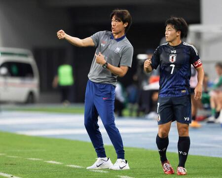 日本－韓国戦で指揮を執る韓国代表・ホンミョンボ監督（左）