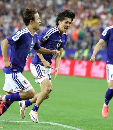 Ｗ杯オランダとの初戦で、同点ゴールを決め、吠える中村敬斗。左は久保建英＝１４日、ダラス