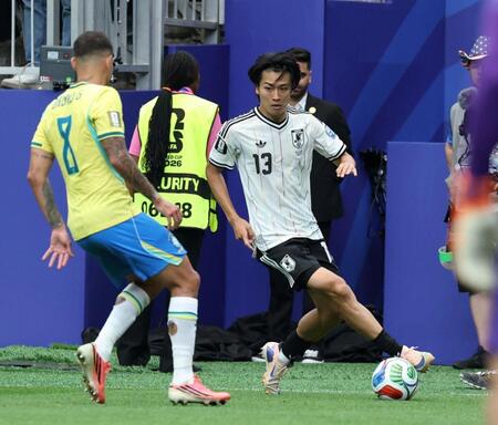 前半、攻める中村敬斗＝ヒューストンスタジアム（撮影・中田匡峻）