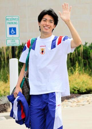 爽やかな笑顔でファンに手を振るＭＦ中村敬斗