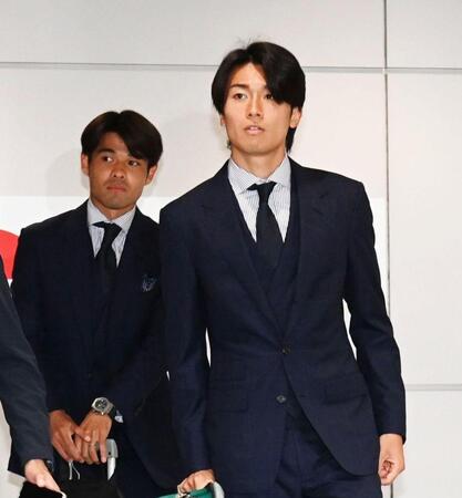Ｗ杯から帰国した日本代表。中村敬斗（右）と佐野海舟＝２日、成田空港
