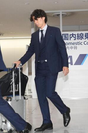 帰国した田中碧（撮影・園田高夫）