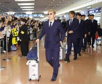 帰国した（左から）堂安、小川、谷口、塩貝、鈴木淳（撮影・西岡正）